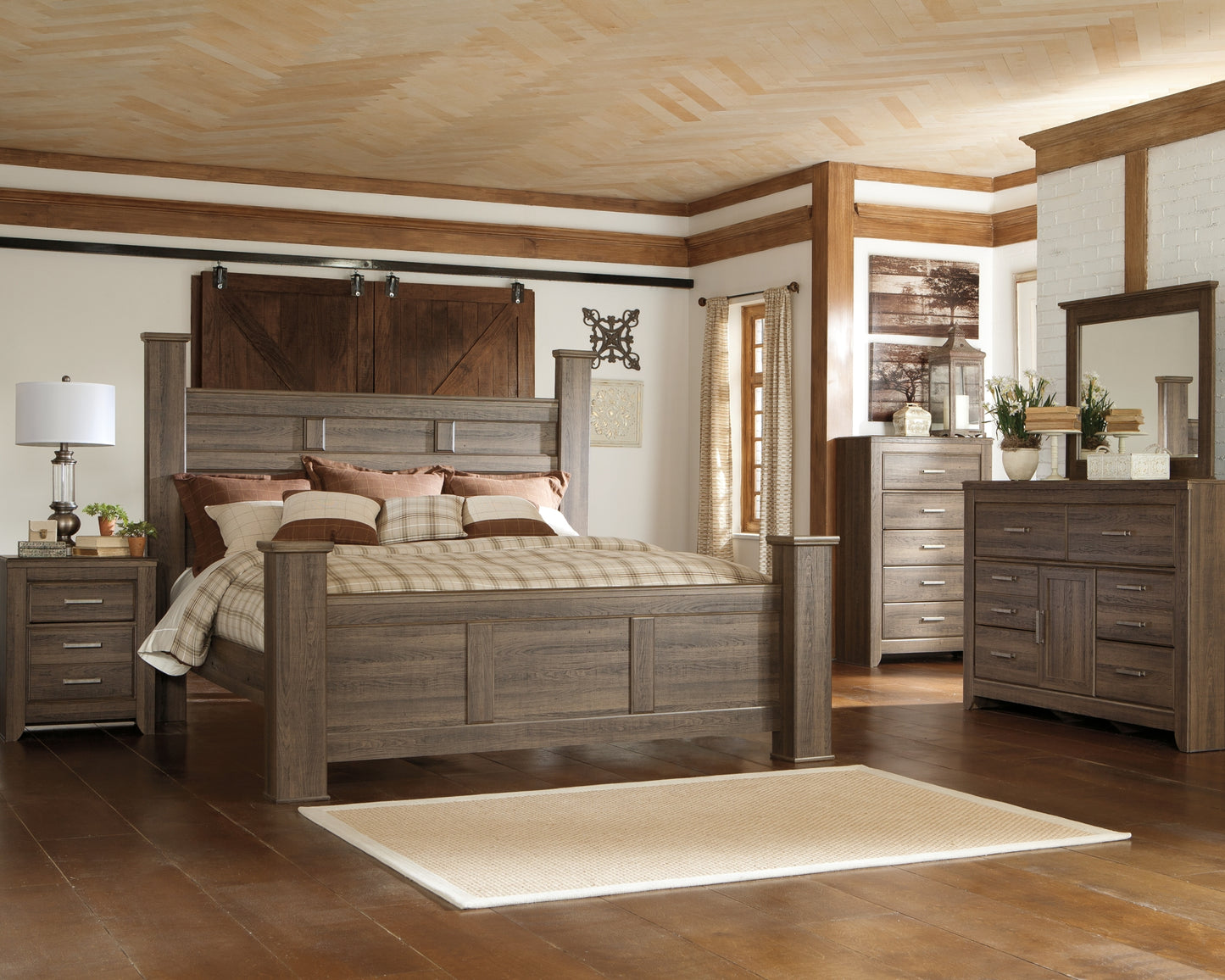 Juararo King Poster Bed with Dresser